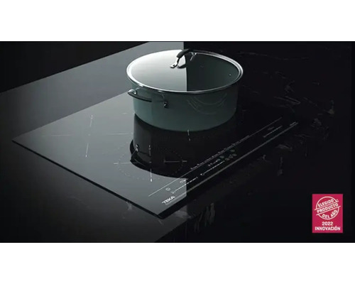 Inductiekookplaat met pan op een donker oppervlak