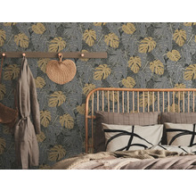 Slaapkamer met grijs bladerbehang, een bed en een kapstok.