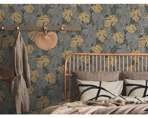 Slaapkamer met grijs bladerbehang, een bed en een kapstok.