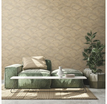 Interieur met patroonbehang, bank, plant en tapijt voor een huiselijke sfeer