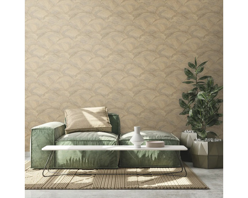 Interieur met patroonbehang, bank, plant en tapijt voor een huiselijke sfeer