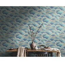 Eetkamer met patroonbehang en houten tafel