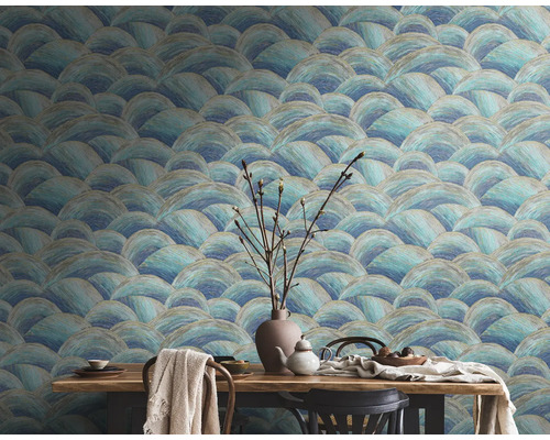 Eetkamer met patroonbehang en houten tafel