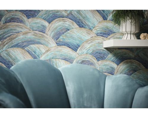 Scene met patroonbehang, plank en bank