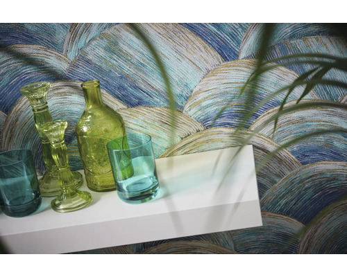 Decoratief behang met golfpatroon, gecombineerd met glazen decoratie op een plank.