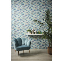 Woonkamer met patroonbehang, fauteuil en kamerplant