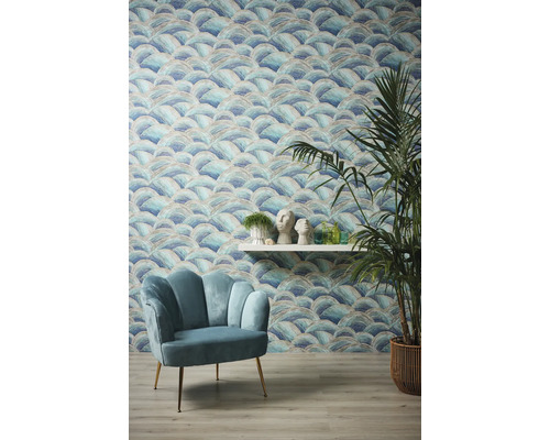 Woonkamer met patroonbehang, fauteuil en kamerplant