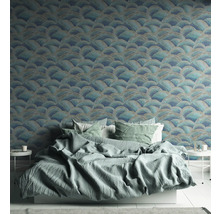 Slaapkamer met patroonbehang en een bed met beddengoed
