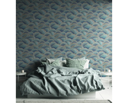 Slaapkamer met patroonbehang en een bed met beddengoed