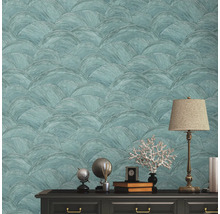 Decoratief behang met halfcirkelpatroon boven een dressoir met decoraties en een lamp