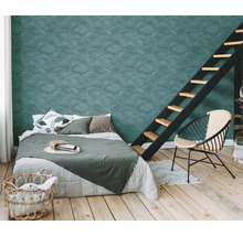 Slaapkamer met bed, trap, stoel en behang met patroon