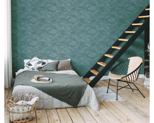 Slaapkamer met bed, trap, stoel en behang met patroon