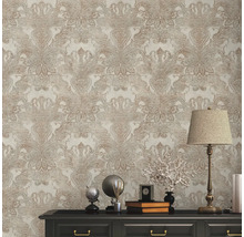 Gedetailleerde opname van een muur met gestructureerd behang met Paisley motief