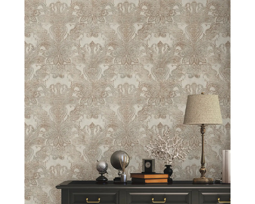 Gedetailleerde opname van een muur met gestructureerd behang met Paisley motief