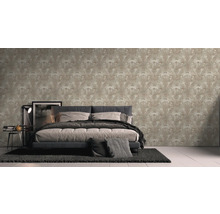 Slaapkamer met patroonbehang en bed