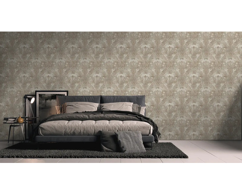 Slaapkamer met patroonbehang en bed