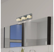 Badkamer met spiegelkast en wandlamp