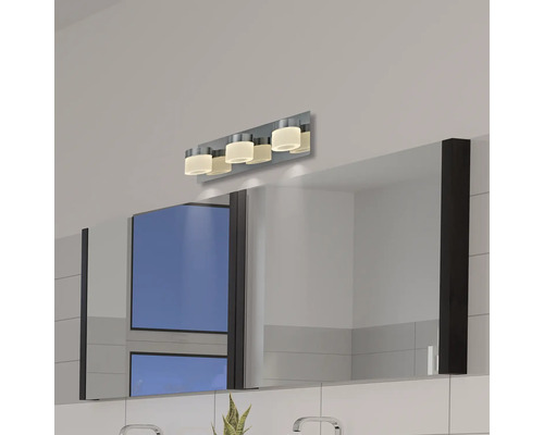 Badkamer met spiegelkast en wandlamp