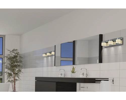 Lichte badkamer met wastafel, grote spiegel en wandlamp