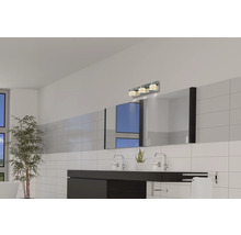 Moderne badkamer met wastafel, spiegel en wandlamp