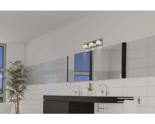 Moderne badkamer met wastafel, spiegel en wandlamp