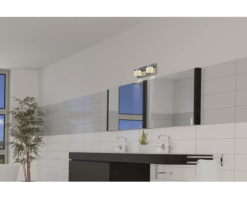 Badkamer met wastafel, spiegel en wandlamp