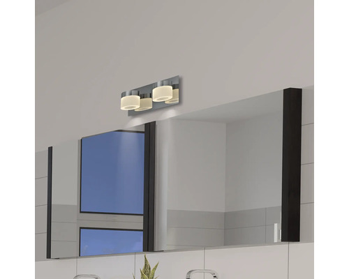 Badkamer met spiegelkast en opzetlamp met drie lampen