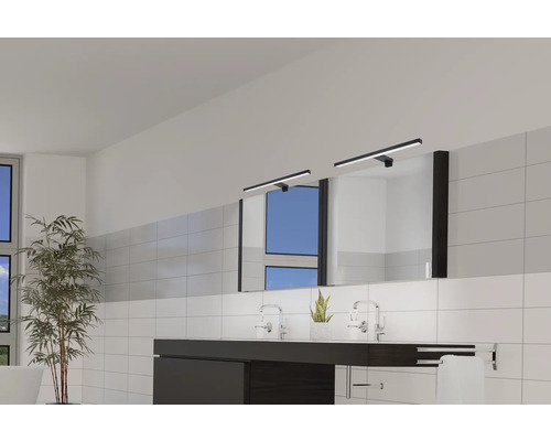 Badkamer met wastafel, spiegel en ledlampen