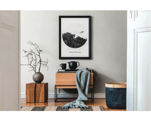Decoratieve woonkamer met bijzettafel, vaas met takken, ingelijste foto en theepot
