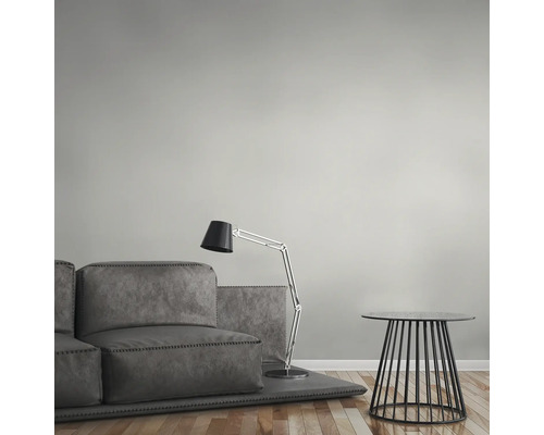 Woonkamer met bank, vloerlamp en bijzettafel