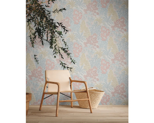 Decoratieve ruimte met bloemetjesbehang, houten stoel en mand