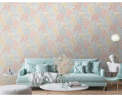 Woonkamer met bloemenbehang, bank en decoratie