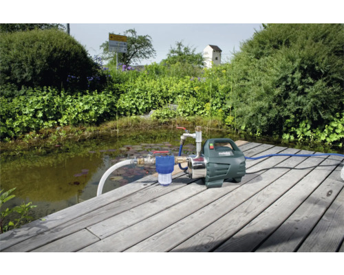 Tuin met vijver en Metabo tuin pomp op houten steiger