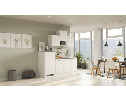 Lichte keuken in een modern ingerichte ruimte met eettafel en decoratie