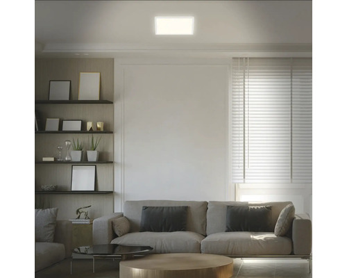 Woonkamer met bank, planken en vierkante plafondlamp