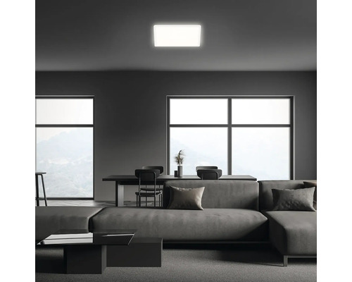 Moderne woonkamer met bank, eettafel en vierkante plafondlamp