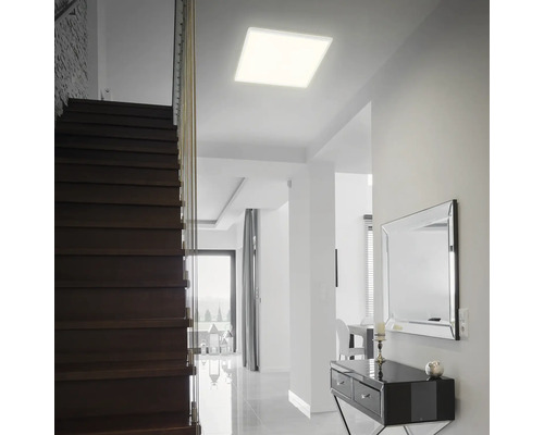 Verlichte hal met trap en vierkante plafondlamp