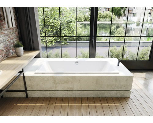 Vrijstaand bad in een moderne badkamer met groot raam