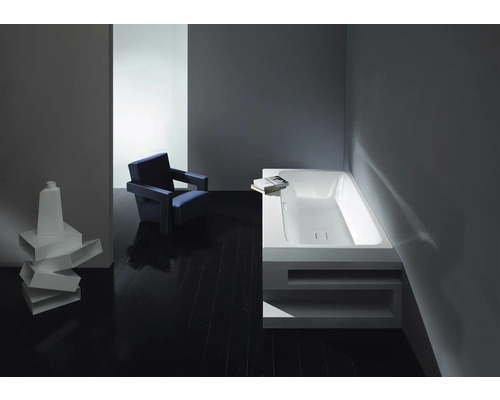 Badkamer met bad, stoel en decoratie