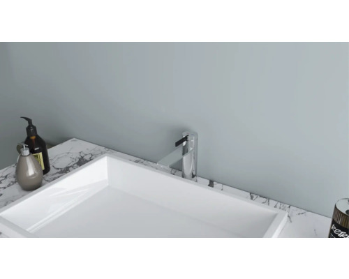 Wastafel met kraan en zeepdispenser op marmeren plaat