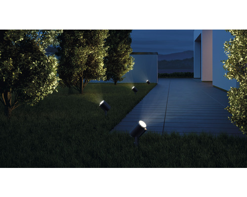 Scene met meerdere buitenlampen voor padverlichting in de tuin.