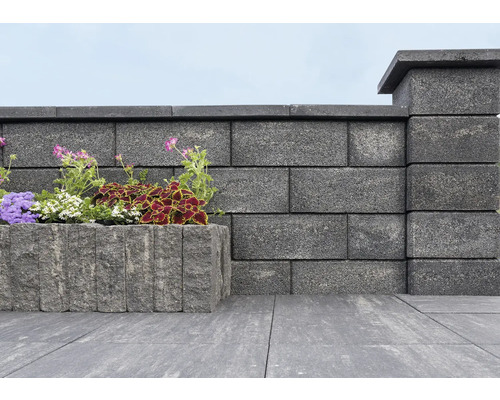 Tuinmuur van betonstenen met beplante plantenbak