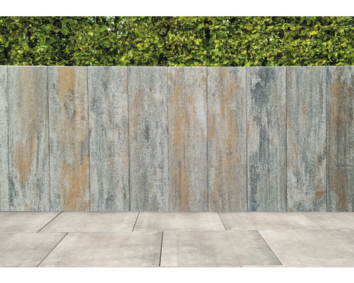 Tuinmuur van betonstenen en bestrating