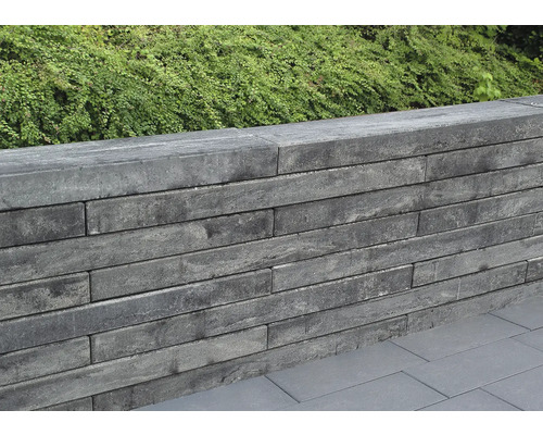 Muur van betonblokken in de tuin.