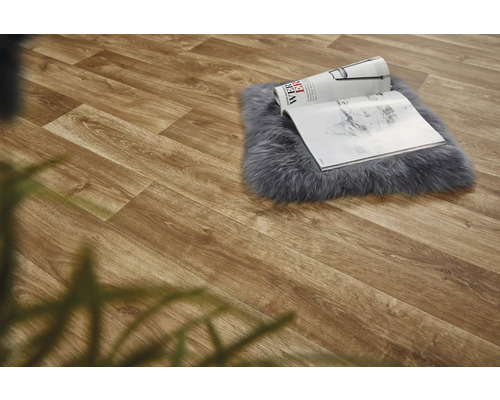 Lichte houten vloer met tijdschrift op een vloerkleed