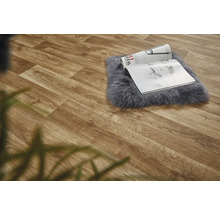 Decoratieve vloerbedekking in houtlook met tijdschrift op vloerkleed
