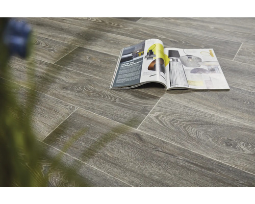 Gelegd laminaat met houtlook en tijdschrift