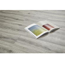 Lichte houten vloer met open boek