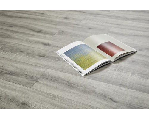 Lichte houten vloer met open boek