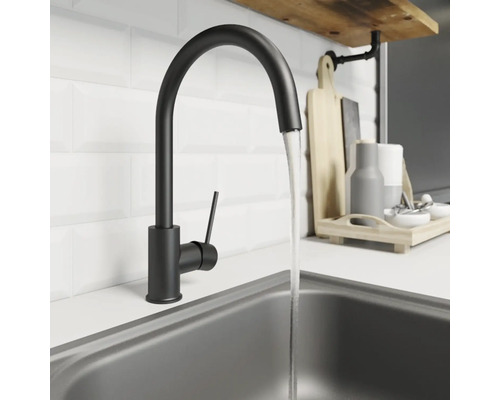 Keukenkraan met stromend water in een gootsteen